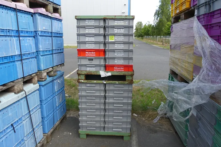 Konvolut Kunststoffkisten, verschiedene Umfang: 2x Palette mit Inhalt